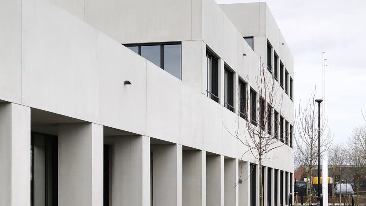 Zijaanzicht politiegebouw Kouter - Torhout