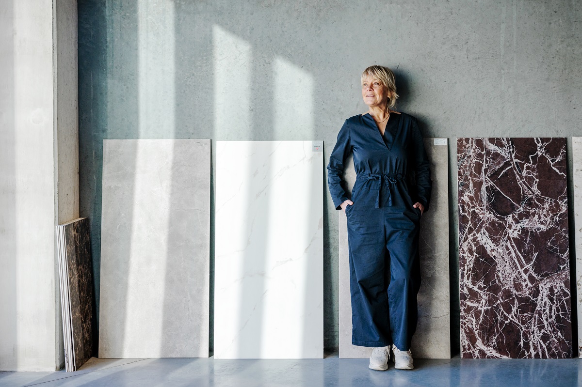 verkoopster in een tegeltoonzaal