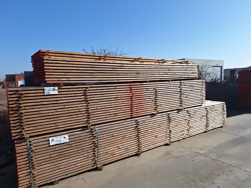 Voorraad hout op de koer